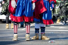 Las máscaras marchan en un desfile con los zapatos del oro fotografía de archivo Las máscaras marchan en un desfile con los zapatos del oro fotografía de archivo