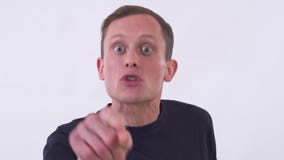 Las negociaciones hermosas del hombre que miran in camera, primero sin la emoción, después llegan a ser de grito con cólera Tirot almacen de metraje de vídeo Las negociaciones hermosas del hombre que miran in camera, primero sin la emoción, después llegan a ser de grito con cólera Tirot almacen de metraje de vídeo