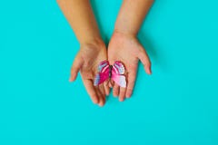 Las niñas dan sostener la mariposa, en fondo azul Foto de archivo Las niñas dan sostener la mariposa, en fondo azul Foto de archivo