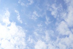 Las nubes brillantes del cielo flotan levemente La sensación restaurada y relajada, se puede considerar como una imagen y espacio Fotografía de archivo libre de regalías Las nubes brillantes del cielo flotan levemente La sensación restaurada y relajada, se puede considerar como una imagen y espacio Fotografía de archivo libre de regalías