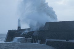 Las ondas enormes se estrellan sobre la orilla del mar en Porthcawl, el Sur de Gales imagen de archivo Las ondas enormes se estrellan sobre la orilla del mar en Porthcawl, el Sur de Gales imagen de archivo