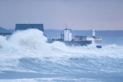 Las ondas enormes se estrellan sobre la orilla del mar en Porthcawl, el Sur de Gales foto de archivo Las ondas enormes se estrellan sobre la orilla del mar en Porthcawl, el Sur de Gales foto de archivo