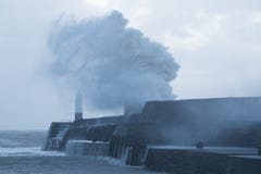 Las ondas enormes se estrellan sobre la orilla del mar en Porthcawl, el Sur de Gales fotos de archivo Las ondas enormes se estrellan sobre la orilla del mar en Porthcawl, el Sur de Gales fotos de archivo