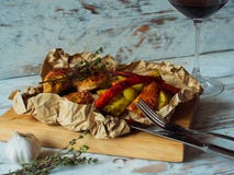 Las piernas de pollo asaron a la parrilla en un tablero de madera con las verduras, el ajo y el tomillo Concepto del partido de l Foto de archivo libre de regalías