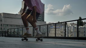 Las piernas del skater del hombre joven que hace el monopatín engañan en d3ia en el verano, concepto del deporte, concepto urbano almacen de metraje de vídeo Las piernas del skater del hombre joven que hace el monopatín engañan en d3ia en el verano, concepto del deporte, concepto urbano almacen de metraje de vídeo