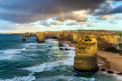 Las rocas doce apóstoles en una tormenta del océano practican surf Puesta del sol fotos de archivo Las rocas doce apóstoles en una tormenta del océano practican surf Puesta del sol fotos de archivo