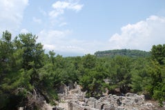Las ruinas y las ruinas se preservan entre la vegetación verde de los bosques de Turquía cerca de Antalya imagen de archivo Las ruinas y las ruinas se preservan entre la vegetación verde de los bosques de Turquía cerca de Antalya imagen de archivo