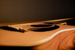 Las secuencias del cuerpo de la guitarra acústica se cierran para arriba fotografía de archivo Las secuencias del cuerpo de la guitarra acústica se cierran para arriba fotografía de archivo