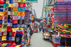 Las señoras que hacen compras de la gente comercializan Mong Kok Kowloon Hong Kong Fotografía de archivo Las señoras que hacen compras de la gente comercializan Mong Kok Kowloon Hong Kong Fotografía de archivo