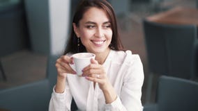 Las sonrisas hermosas de la muchacha, beben el café en café y disfrutan del tiempo del almuerzo, cámara lenta almacen de metraje de vídeo Las sonrisas hermosas de la muchacha, beben el café en café y disfrutan del tiempo del almuerzo, cámara lenta almacen de metraje de vídeo