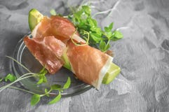Las tostadas deliciosas del aguacate y del prosciutto con verde brotaron la mostaza Copia sana del desayuno el espacio imagen de archivo Las tostadas deliciosas del aguacate y del prosciutto con verde brotaron la mostaza Copia sana del desayuno el espacio imagen de archivo