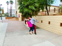 Las Vegas Amerikas förenta stater - Maj 07, 2016: Gifta sig i Las Vegas på det lilla vita kapellet royaltyfria foton Las Vegas Amerikas förenta stater - Maj 07, 2016: Gifta sig i Las Vegas på det lilla vita kapellet royaltyfria foton