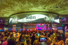 Las Vegas, Estados Unidos da América - 6 de maio de 2016: Entrada à mostra do amor do teatro de Beatles Cirque du Soleil no foto de stock Las Vegas, Estados Unidos da América - 6 de maio de 2016: Entrada à mostra do amor do teatro de Beatles Cirque du Soleil no foto de stock