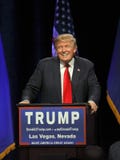 LAS VEGAS NEVADA, DECEMBER 14, 2015: Den republikanska presidentkandidaten Donald Trump ler bak podiet på aktionhändelsen på väst arkivfoton LAS VEGAS NEVADA, DECEMBER 14, 2015: Den republikanska presidentkandidaten Donald Trump ler bak podiet på aktionhändelsen på väst arkivfoton