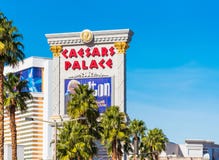 LAS VEGAS USA - JANUARI 31, 2018: Sikt av skylten av Caesars Palace Isolerat på blåttbakgrund royaltyfri foto LAS VEGAS USA - JANUARI 31, 2018: Sikt av skylten av Caesars Palace Isolerat på blåttbakgrund royaltyfri foto