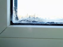 Las ventanas del PVC son viejas, quebrado imagenes de archivo Las ventanas del PVC son viejas, quebrado imagenes de archivo