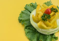 Las verduras clasificadas presentaron en las hojas de la ensalada fotografía de archivo Las verduras clasificadas presentaron en las hojas de la ensalada fotografía de archivo