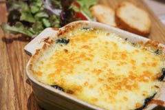 Lasagna σπανακιού με το ψωμί και τη σαλάτα σκόρδου στοκ εικόνα Lasagna σπανακιού με το ψωμί και τη σαλάτα σκόρδου στοκ εικόνα