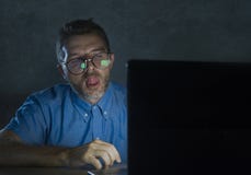 Lascivious wzbudzający porn nałogowa mężczyzna ogląda płeć film nocnego przy laptopu patrzeć w głupków szkłach online deprawuje i obraz stock Lascivious wzbudzający porn nałogowa mężczyzna ogląda płeć film nocnego przy laptopu patrzeć w głupków szkłach online deprawuje i obraz stock