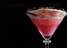 Lass met rood alcoholdrank en stro royalty-vrije stock foto's Lass met rood alcoholdrank en stro royalty-vrije stock foto's