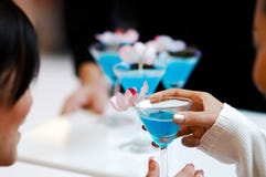 Lassen Sie ` s Partei-Blaucocktail stockbild Lassen Sie ` s Partei-Blaucocktail stockbild