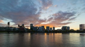 Lasso di tempo del tramonto sopra Portland O dell'orizzonte lungo il fiume al crepuscolo 4k di Willamette archivi video Lasso di tempo del tramonto sopra Portland O dell'orizzonte lungo il fiume al crepuscolo 4k di Willamette archivi video