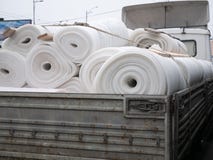 Lastbil mycket av komprimerad vit mineralisk ull arkivbild Lastbil mycket av komprimerad vit mineralisk ull arkivbild