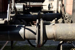 Lastwagenverbindungsmechanismus, den die Lokomotive auf den Schienen steht lizenzfreie stockfotografie Lastwagenverbindungsmechanismus, den die Lokomotive auf den Schienen steht lizenzfreie stockfotografie