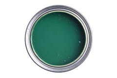 Lata com a pintura verde isolada no fundo branco foto de stock Lata com a pintura verde isolada no fundo branco foto de stock