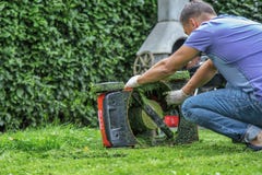 Lata i wiosny sezonu gazonu pogodna kośba w ogródzie zdjęcie stock Lata i wiosny sezonu gazonu pogodna kośba w ogródzie zdjęcie stock
