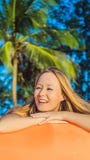 Lata styl życia portret ładny dziewczyny obsiadanie na pomarańczowej nadmuchiwanej kanapie na plaży tropikalna wyspa zrelaksować obrazy royalty free Lata styl życia portret ładny dziewczyny obsiadanie na pomarańczowej nadmuchiwanej kanapie na plaży tropikalna wyspa zrelaksować obrazy royalty free