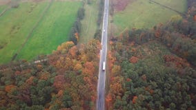 Latająca wysokość nad zbiornika semi poprzez kraj ciężarówki odtransportowania towary na autostradzie w pięknym jesień wieczór Ru zdjęcie wideo Latająca wysokość nad zbiornika semi poprzez kraj ciężarówki odtransportowania towary na autostradzie w pięknym jesień wieczór Ru zdjęcie wideo