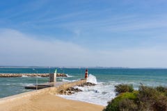 Latarni morskiej fali trzask Lagos, Portugalia obraz stock Latarni morskiej fali trzask Lagos, Portugalia obraz stock