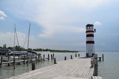  Latarnia morska i plaża w Podersdorf am Widziimy, Neusiedler Widziimy, Austria Zdjęcie Stock