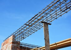 Lateibalkbouw Rebar staalbars op de nieuwe hoek van de huisbouw, versterkings concrete bars met walsdraad als lateibalk royalty-vrije stock afbeeldingen Lateibalkbouw Rebar staalbars op de nieuwe hoek van de huisbouw, versterkings concrete bars met walsdraad als lateibalk royalty-vrije stock afbeeldingen