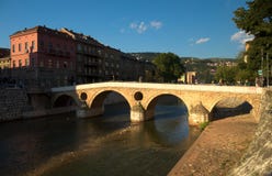 Lateinische Brücke im Stadtzentrum von Sarajevo über Miljacka-Fluss Das Sarajevo-Museum befindet sich am rechten Ufer des Flusses lizenzfreie stockbilder Lateinische Brücke im Stadtzentrum von Sarajevo über Miljacka-Fluss Das Sarajevo-Museum befindet sich am rechten Ufer des Flusses lizenzfreie stockbilder