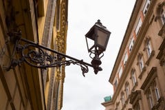 Laterne, die an der Wand des Hauses hängt lizenzfreie stockbilder Laterne, die an der Wand des Hauses hängt lizenzfreie stockbilder