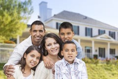 Latinamerikansk familj framme av det härliga huset arkivbilder Latinamerikansk familj framme av det härliga huset arkivbilder