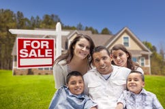 Latinamerikansk familj, nytt hem och till salu Real Estate tecken royaltyfri foto Latinamerikansk familj, nytt hem och till salu Real Estate tecken royaltyfri foto