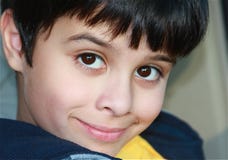 Latino novo bonito com olhos grandes foto de stock royalty free Latino novo bonito com olhos grandes foto de stock royalty free