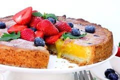 Lato jagodowej owoc tarta deser z cytryny curd śmietanką Obraz Royalty Free Lato jagodowej owoc tarta deser z cytryny curd śmietanką Obraz Royalty Free