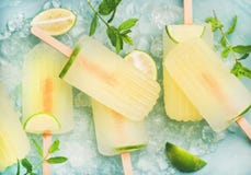 Lato lemoniady popsicles z wapnem i szczerbiącym się lodem, odgórny widok Zdjęcia Royalty Free Lato lemoniady popsicles z wapnem i szczerbiącym się lodem, odgórny widok Zdjęcia Royalty Free