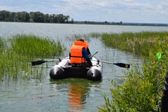 Lato połów na nadmuchiwanej łodzi fotografia stock Lato połów na nadmuchiwanej łodzi fotografia stock