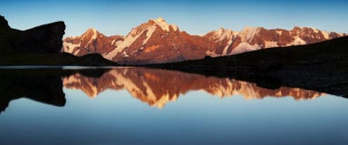 Lato w Szwajcarskich Alps, Murren teren, przegapia Eiger, Monch i Jungfrau góry odbijali w Grauseewli jeziorze, zdjęcie stock Lato w Szwajcarskich Alps, Murren teren, przegapia Eiger, Monch i Jungfrau góry odbijali w Grauseewli jeziorze, zdjęcie stock