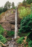 Latourell faller vattenfallet längs den Columbia River klyftan royaltyfri fotografi Latourell faller vattenfallet längs den Columbia River klyftan royaltyfri fotografi