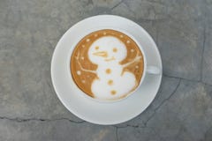 Latte Art Coffee de bonhomme de neige image libre de droits Latte Art Coffee de bonhomme de neige image libre de droits