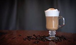 Latte de Caffe com quantidades generosas de espuma imagem de stock royalty free Latte de Caffe com quantidades generosas de espuma imagem de stock royalty free