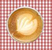 Latte del caffè decorato con la schiuma del latte fatta sotto forma di modello fotografia stock libera da diritti Latte del caffè decorato con la schiuma del latte fatta sotto forma di modello fotografia stock libera da diritti