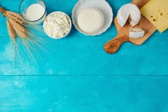 Latte e formaggio, prodotti lattier-caseario su fondo blu di legno concetto ebreo di Shavuot di festa Fotografie Stock Libere da Diritti Latte e formaggio, prodotti lattier-caseario su fondo blu di legno concetto ebreo di Shavuot di festa Fotografie Stock Libere da Diritti