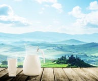 Latte e giorno di molla soleggiato, Toscana fotografia stock Latte e giorno di molla soleggiato, Toscana fotografia stock